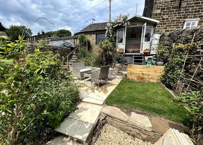 17Th Century Cottage With Hidden Garden
